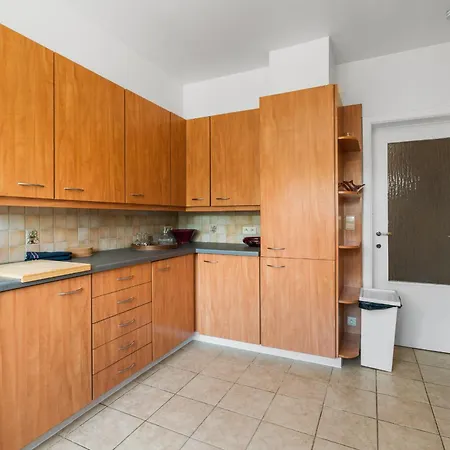 Maria Aan Zee Met Prive Parking 8p *